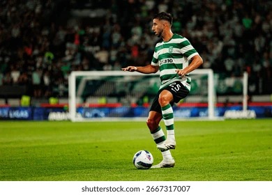 芝加哥小熊队宣布与主场瑞格利球场续签长期租约，保留其常春藤墙面特色